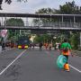 Masih Dibersihkan Usai Unjuk Rasa, Jalan Medan Merdeka Barat Belum Bisa Dilalui Pengguna Jalan