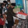 Wapres Berikan Bantuan Kuris Roda dan Alat Bantu Dengar untuk Warga Lanjut Usia di Kendari