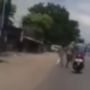 Tak Hati-hati Saat Menyebrang Jalan, Begini Detik-Detik Seorang Ibu dan Anak Nyaris Tertabrak Sepeda Motor
