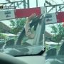 Nekat! Aksi Pengendara Menahan Palang Pintu Kereta Api dari Dalam Mobil Bikin Warganet Geleng-geleng Kepala