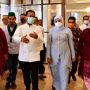 Gubernur Khofifah Indar Parawansa Jadi Rebutan Swafoto Pada Pesta Pernikahan di Kota Makassar