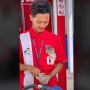Gemes Banget! Viral Pegawai SPBU Momong Kucing Dalam Saku Sambil Bekerja, Netizen: Pake Penglaris Ya