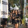 Berlari Menggunakan Sepatu Daur Ulang Adidas Sambil Memungut Sampah Plastik di Pantai Sanur