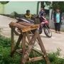 Aksi Bocil Kelas 1 SD Angkat Motor Jadi Tontonan Temannya, Warganet Pertanyakan Orangtua Bocah