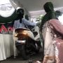 Jalan Ditutup untuk Hajatan, Perempuan Ini Tetap Lewat Sambil Dorong Motor Lindas Karpet, Netizen: Gak Sopan Banget