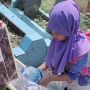 Mewek Banget, Balita Aqilla Berkunjung dan Curhat ke Makam Ibunya, Netizen: Nyesek Sampai Keluar Air Mata