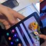 Perempuan Ini Pamer Smartphone Layar Lipat Miliknya, Warganet: Limited Edition Nih!