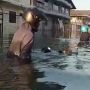 Pelabuhan Tanjung Emas Semarang Banjir Rob Hingga 1,5 Meter, Motor Terendam