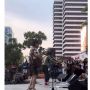 Bukan Didatangi Fans, Penyanyi Ini Malah Disamperi Driver Ojol ke Panggung