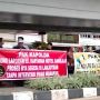 Laporan PHK Tak Kunjung Selesai, Puluhan Mantan Karyawan Hotel Sandjaja Palembang Demontrasi di Mapolda Sumsel