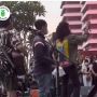 Kocak! Sedang Asik Nyanyi di Atas Panggung, Vokalis Band Ini Disamperin Ojol: Lupa Habis Mesen