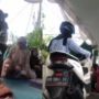 Viral Pemotor Cuek Lewati Tenda Hajatan di Tengah Jalan, Santai Terobos Kerumunan Tamu