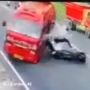 Detik-Detik Isuzu Elf Terpelanting Gegara Pemotor Mau Nyeberang, Publik Perdebatkan Siapa yang Salah