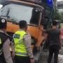 Truk Pengangkut Pasir Patah As di Perlintasan Kereta Arah Pelabuhan Merak