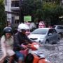 Diguyur Hujan Deras Sejak Sore Hingga Malam, Jalan Poros Makassar-Maros Tergenang Air 30 Cm