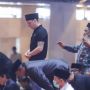 Pakai Peci Hitam, Mesut Ozil Ikuti Shalat Jumat di Masjid Istiqlal