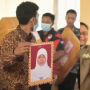Datang ke Nikahan, Temannya Ini Bawa Pas Foto Pengantin saat Belum Glow Up