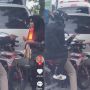 Viral Pengendara Motor Sport Bantu Bocah Penjual Kacang di Lampu Merah, Banjir Pujian dari Warganet