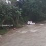 Tak Ada Akses Jembatan, Mobil Ambulans Pembawa Jenazah Nekat Sebrangi Sungai, Warganet: Presiden Jokowi Lihat Rakyatmu!