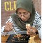 Gabut Usai Makan Wanita Bikin Tulisan Pakai Biji Cabai, Warganet: Enggak Tega Nyuci