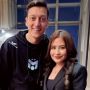 Prilly Latuconsina Pamer Akrab dengan Mesut Ozil, Publik: Rekrut ke Persikota Kak