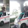 Viral Video Pria Nangkring di Atas Ambulans Parpol yang Lakukan Iring-iringan, Beralasan Sedang Betulkan Sirine