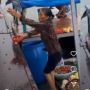 Viral! Video Ibu Penjual Makanan di Tengah Laut Banjir Doa dari Warganet