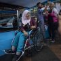 Antusias Warga Foto Bareng Replika Mobil Balap Formula E di Bundaran HI