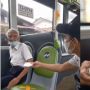 Salut! Perempuan Ini Berikan Masker Gantikan Milik Kakek yang Sudah Kotor