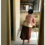 Aksi Nenek Tunjukkan Skillnya Memanjat Pagar Bikin Kagum: 'Mau Ketemu Bestie'