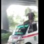 Viral, Aksi Pria Duduk di Atas Ambulans Parpol sambil Pegang Ponsel Ini Buat Netizen Geram