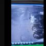 Terekam CCTV, Pria Ini Tidak Sadar Injak Ular di Samping Sepeda Motor Sampai Digigit