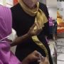 Tangan Auto Gemetar, Wanita Ini Dapat Hadiah Cincin Emas dari Jajan Kemasan