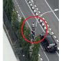 Aksi Gadis Tolong Pria Tunanetra yang Berada di Tengah Jalan Bikin Salut