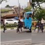 Hadang Truk Besar di Tengah Jalan Raya, Aksi Para Bocah Ini Bikin Publik Naik Darah