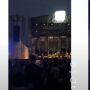 Dikejar Deadline, Warganet Ini Nekat Buka Laptop Kerjakan Tugas di Tengah Konser