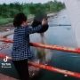 Demi Konten, Emak-Emak Ini Buang Sampah Ke Sungai Sambil Berjoget Tuai Kecaman Netizen: Ditunggu Klarifikasinya