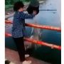 Bikin Emosi, Wanita Buang Sampah di Sungai, Sengaja Rekam Aksinya Demi Konten