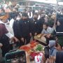 Jokowi Belanja Cabai 5 Gelas di Pasar Mbongawani Ende, Penjual Diberi Uang Rp150.000