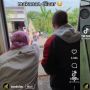 Kereta Berhenti di Tengah Jalan, Penumpang Malah Jajan ke Warga Lokal