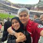 7 Potret Artis Nonton Bola di Luar Negeri, Rizky Billar Kecewa Setelah Liverpool Tumbang dari Real Madrid