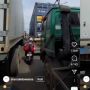 Berkendara di Antara Truk, Aksi Pengendara Motor Ini Bikin Merinding