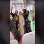 Emak-emak Cigondewah Pergi Kondangan Pakai Emas Bikin Galfok Warganet
