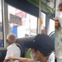 Bagikan Masker Baru ke Kakek di Dalam Bus, Aksi Pria Ini Bikin Salut