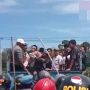Viral Polisi Baret Biru Lempar Pria dari Atas Bak Truk, Ini Penjelasan Polres Rokan Hulu