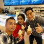 8 Gaya Artis Indonesia Ketemu Idol Korea, Raffi Ahmad Santai Gunakan Kemeja Ini