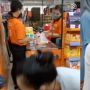 Disela Ibu-ibu saat Antre di Minimarket, Sikap Kasir Ini Banjir Pujian