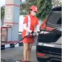 Pegawai SPBU Curi Perhatian, Pembeli Jadi Terpesona Karena Kecantikannya