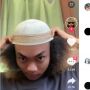 Pria Kribo Ini Kesulitan saat Coba Pakai Peci, Komentar Warganet Bikin Ngakak