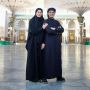 9 Potret Donna Harun Umrah Pertama Kalinya, Ditemani Ricky Harun